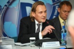Председатель отраслевого отделения «Деловой России» Вячеслав Соколенко приветствует участников конференции