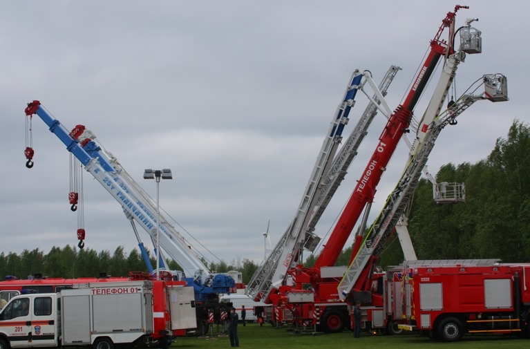 Машины пожарных служб с кранами для работы с высотными объектами