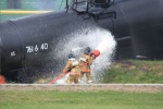Пожарная команда тушит цистерну с горючим на демонстрационном показе выставки «Комплексная безопасность-2011»