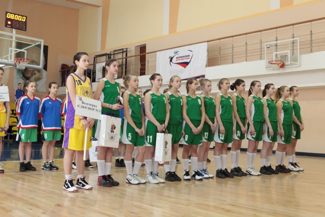 Построение команд-участниц полуфинального этапа первенства России по баскетболу среди девушек