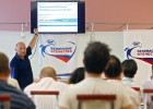 Виталий Зарудин проводит семинар для волонтеров