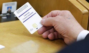 Госдуме предложат запретить голосование по чужим карточкам