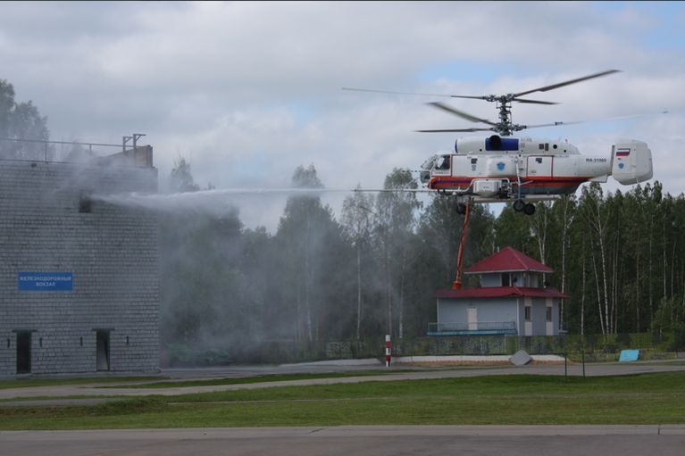 Тушение пожара водяной пушкой с вертолета