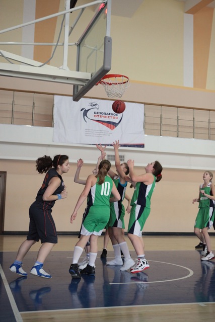 Девушки из команды «Волгоград» борются за подбор мяча у кольца