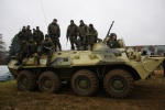 БТР с российскими военными на демонстрационном показе полицейской и военной техники