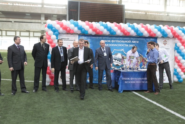 Вручение памятных дипломов для участников «Футбольной лиги безопасности-2012»