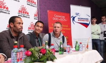 Марк Дакаскос на пресс-конференции в фитнес-клубе «Зебра»