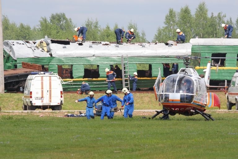 Сотрудники МЧС отрабатывают эвакуацию людей из сошедшего поезда