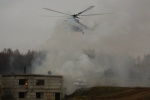 Тушение пожара с вертолета на демонстрационном показе полицейской и военной техники
