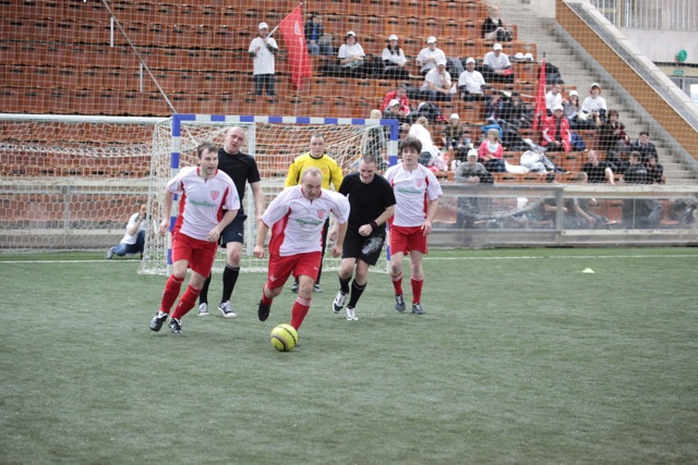 Контратака в одной из финальных игр на «Футбольной лиги безопасности-2012»