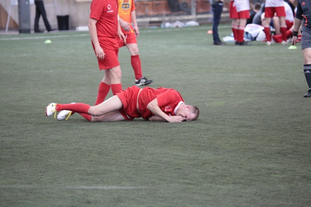 Эмоции игрока проигравшей команды на «Футбольной лиге безопасности-2012»