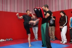 Марк Дакаскос демонстрирует удар ногой на мастер-классе по капоэйре