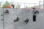 Спуск бойцов спецслужб по отвесной стене здания