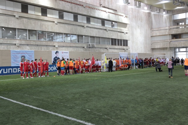 Построение команд перед церемонией награждения на «Футбольной лиги безопасности-2012»