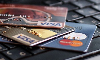 ЦБ предложил не начислять зарплат бюджетников на Visa и Master Card