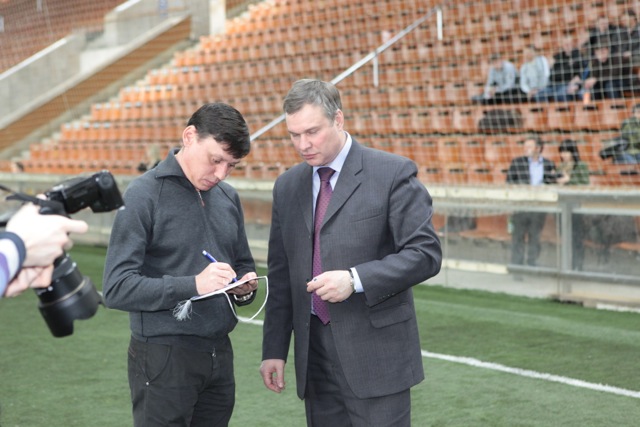 Футболист Илья Цымбаларь дает автограф одному из организаторов Футболист Илья Цымбаларь дает автографы на «Кубка футбольной лиги безопасности-2012»