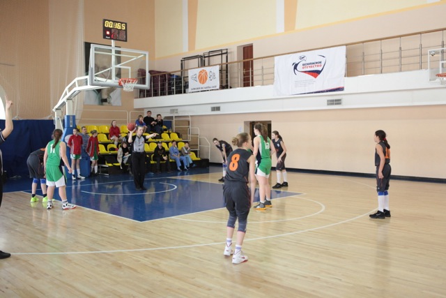 Напряженный момент у кольца на полуфинальном этапе первенства России по баскетболу среди девушек