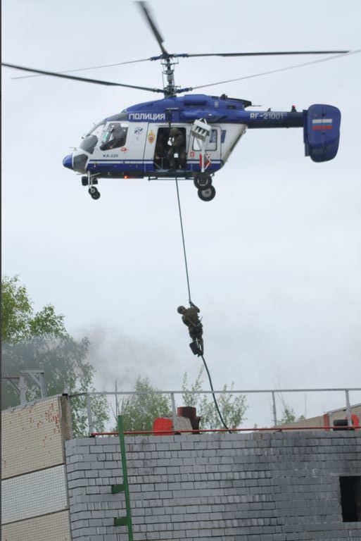 Высадка полицейских с вертолета на крышу здания