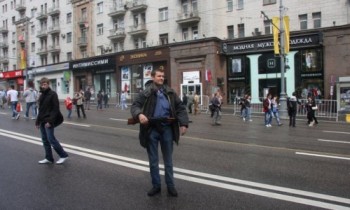 Павел Тарасов с легкостью прогулялся по Москве с АК-74 наперевес. Фото: tsybankov.livejournal.com
