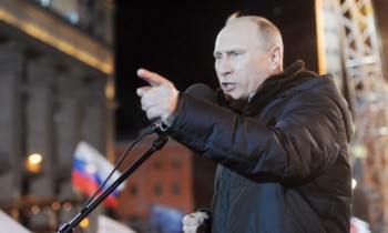 Владимир Путин на митинге по случаю победы на выборах. Фото Reuters.